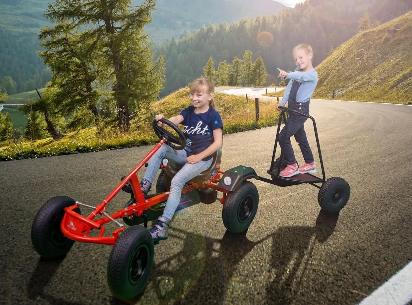 07_Finnja_Juna_Sport_AF_rot_Anhaenger-211bb617-1000h